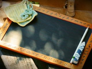 数学黑板上写满因数分解公式与质数计算步骤，粉笔字清晰，与43998数学性质分析相关